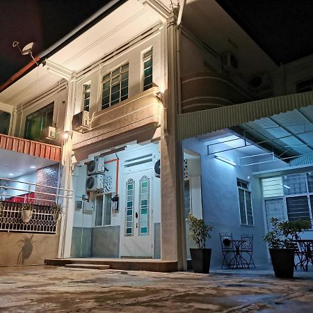 G Fortune Guest House Victoria Green Джордж Таун Екстериор снимка